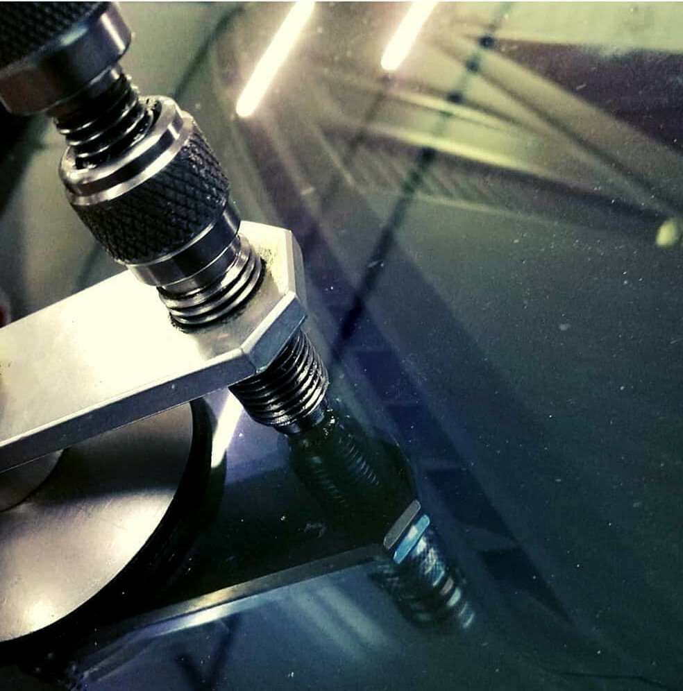 Фото процесса ремонта трещина на стекле автомобиля