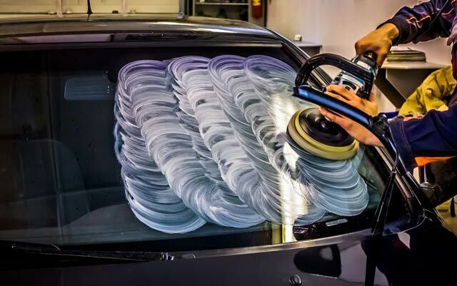 Фото процесса полировки лобового стекла авто