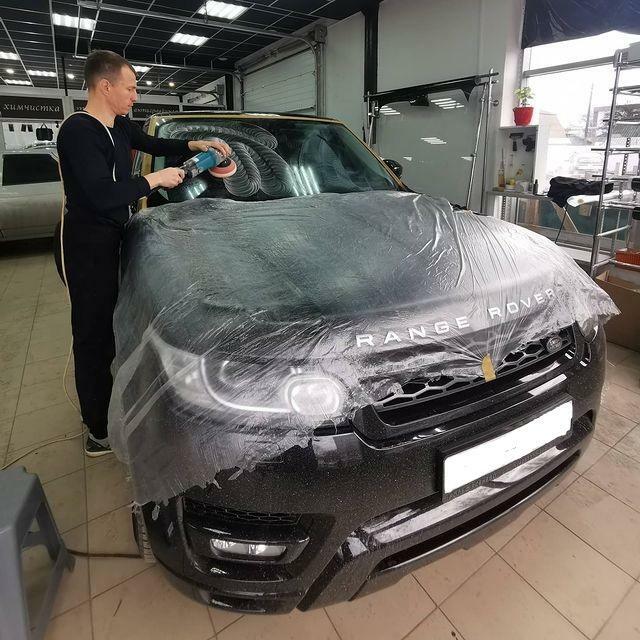 Фото примера полировки лобового стекла Range Rover 