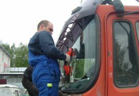 фото процесс установки стекла на грузовик