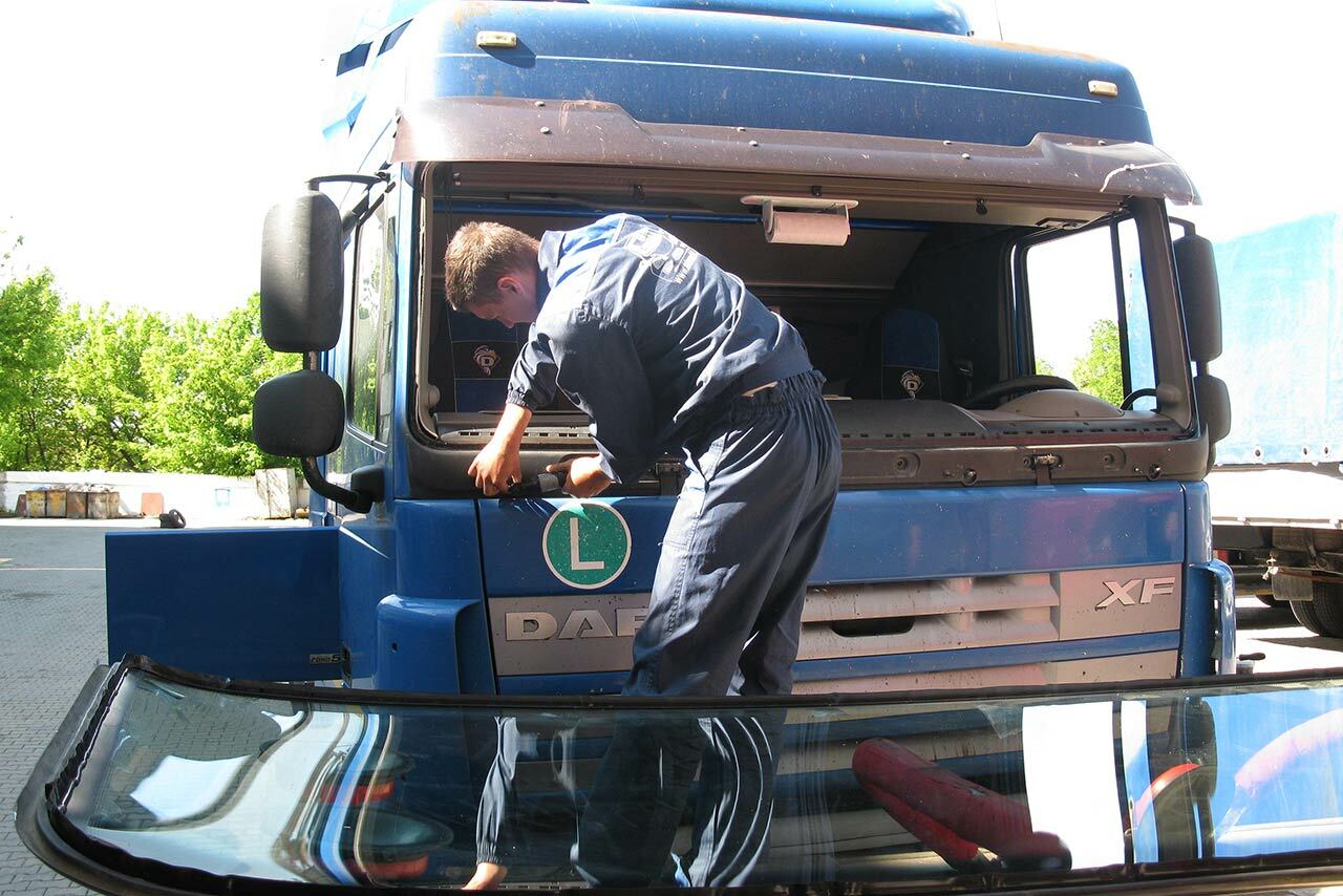 фото процесс установки стекла на грузовик