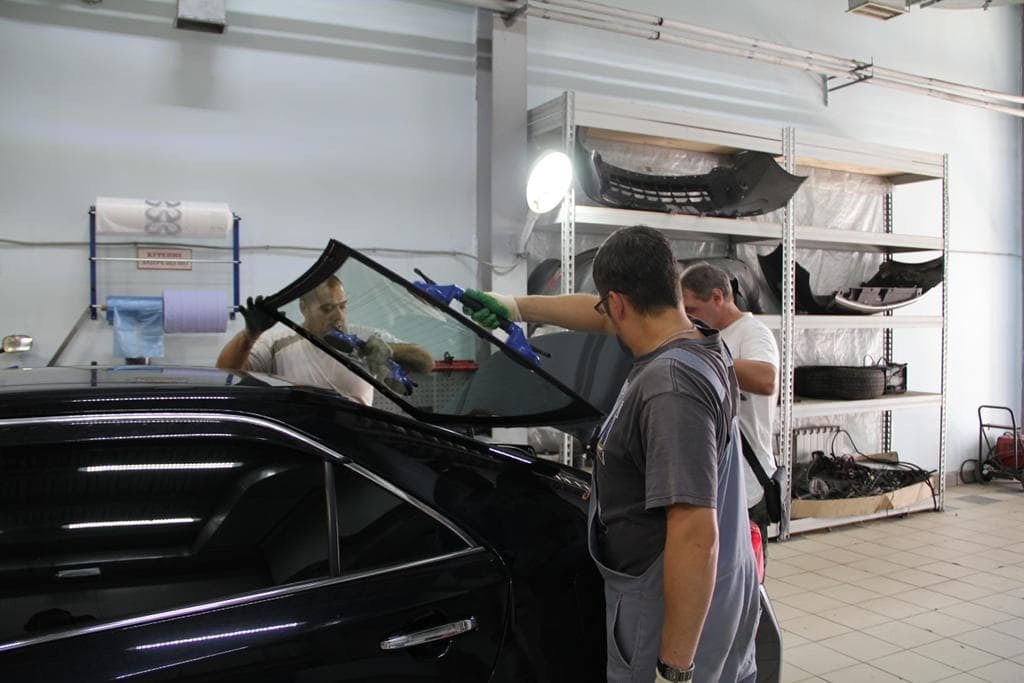 Фото замена заднего стекла в Саратове