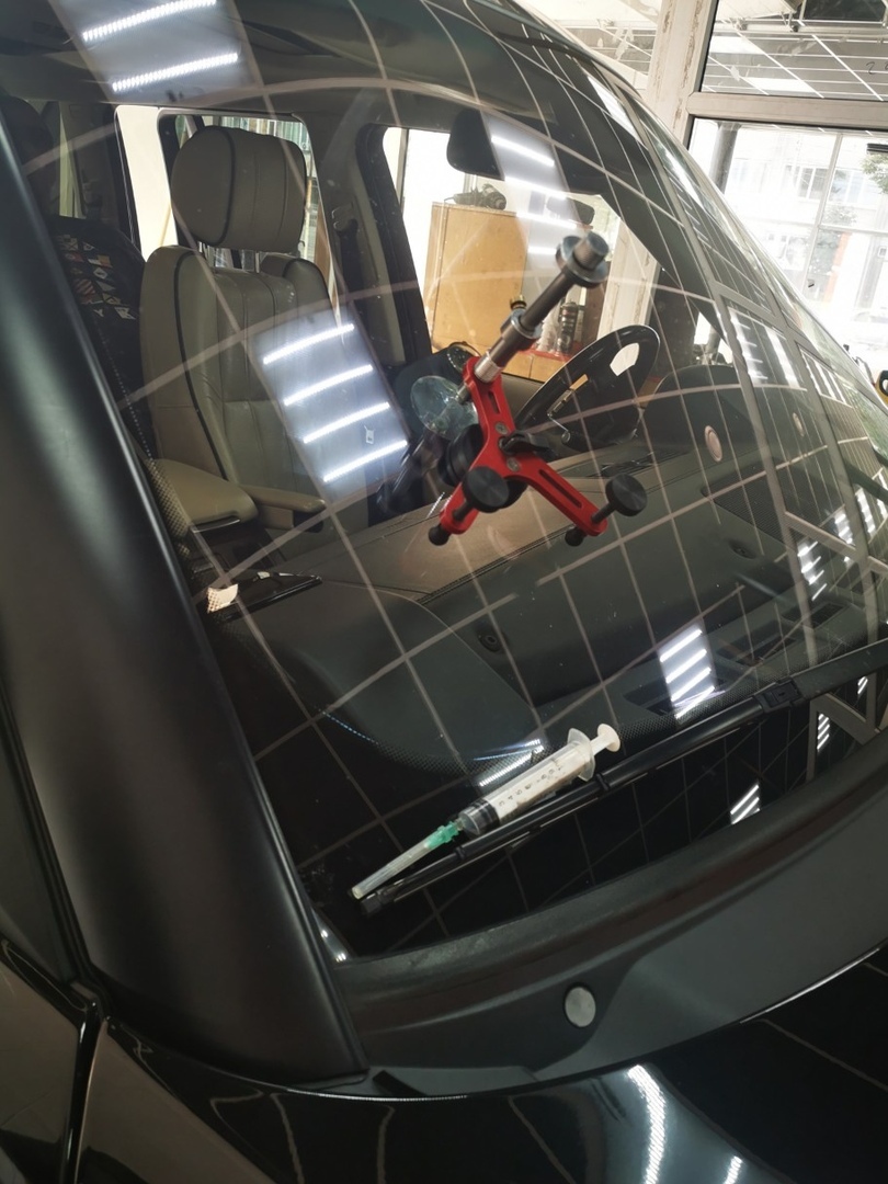 Фото процесса ремонт атрещина на лобовом стекле