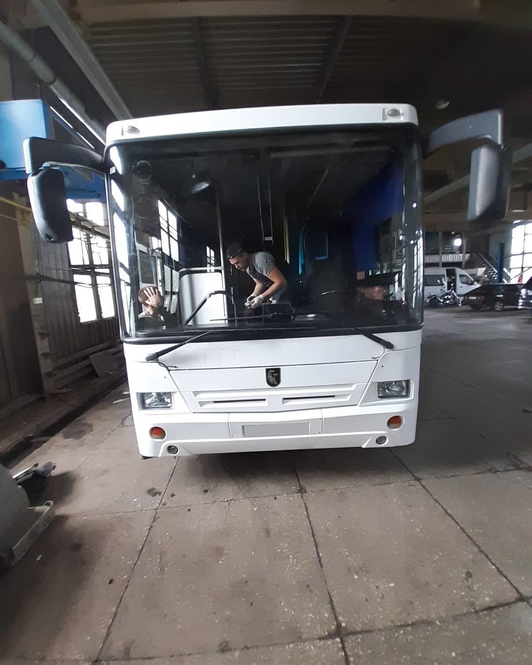 Фото замены лобового стекла автобуса в Саратове