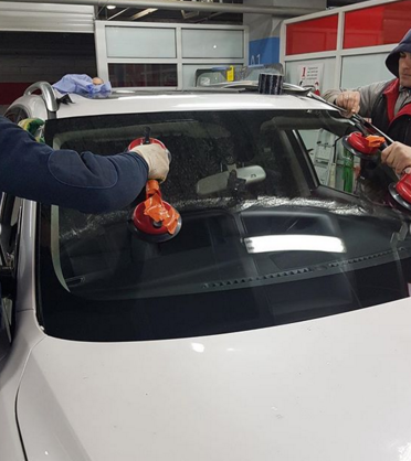 фото замена лобового стекла в Саратове