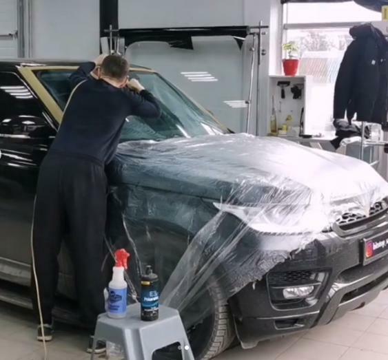 Фото работы мастера «АвтостеклаПрофи» по полировке лобового стекла