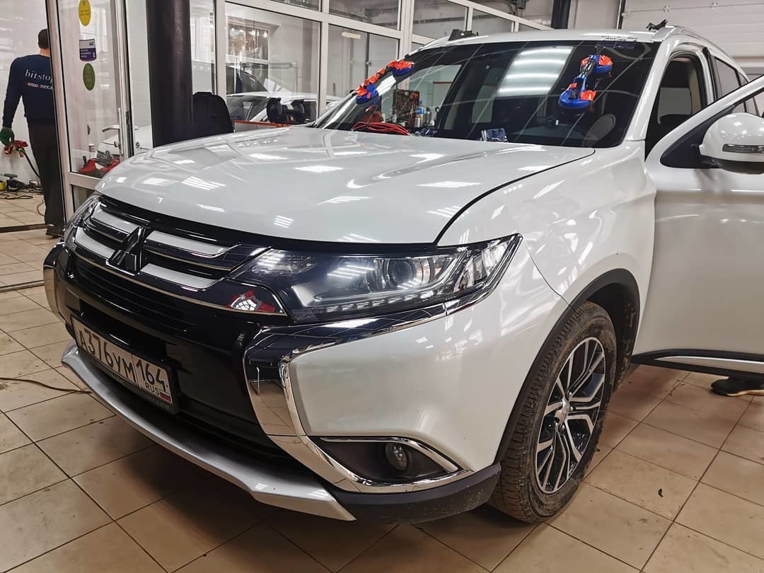 фото замена лобового стекла митсубиши в автосервисе