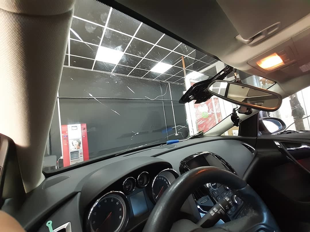 фото замена лобового стекла в Саратове