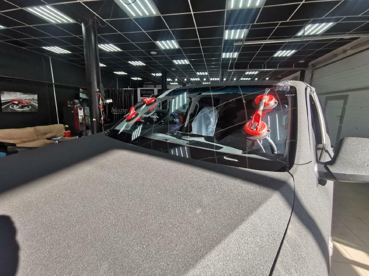 Фото замены лобового стекла Volkswagwen