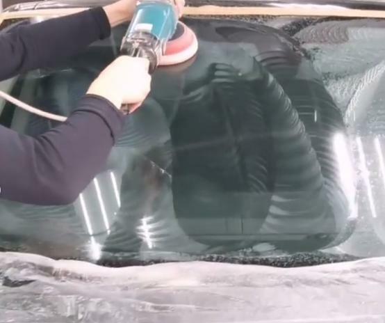 фото процесса полировки лобового стекла Range Rover