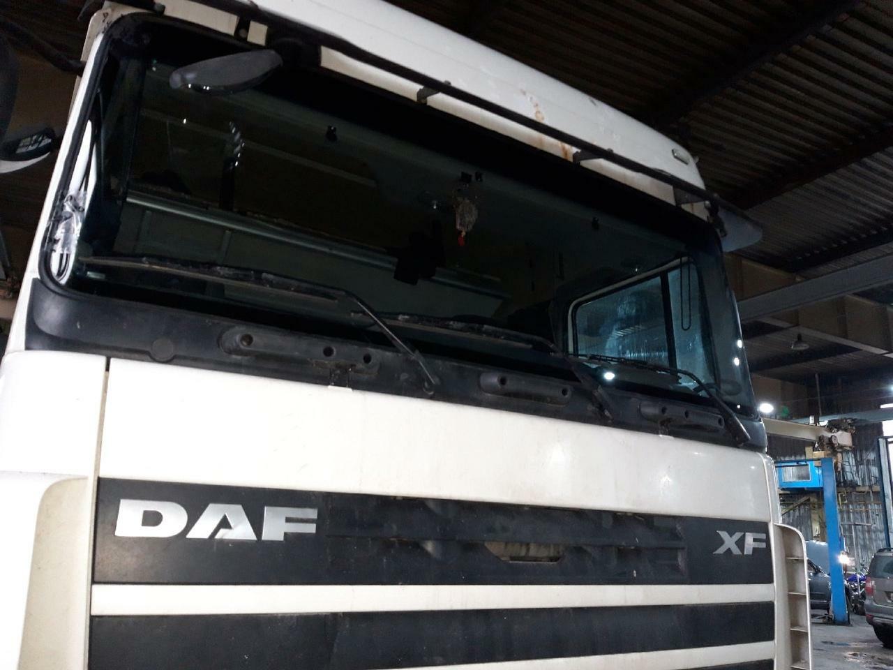 фото грузовика DAF перед удалением старого стекла